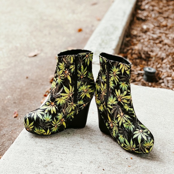 🍃 Yellow Green Black Leaf Print Wedge Booties - Picture 2 of 5